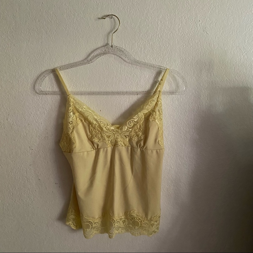 yellow lace tank top ⭐️